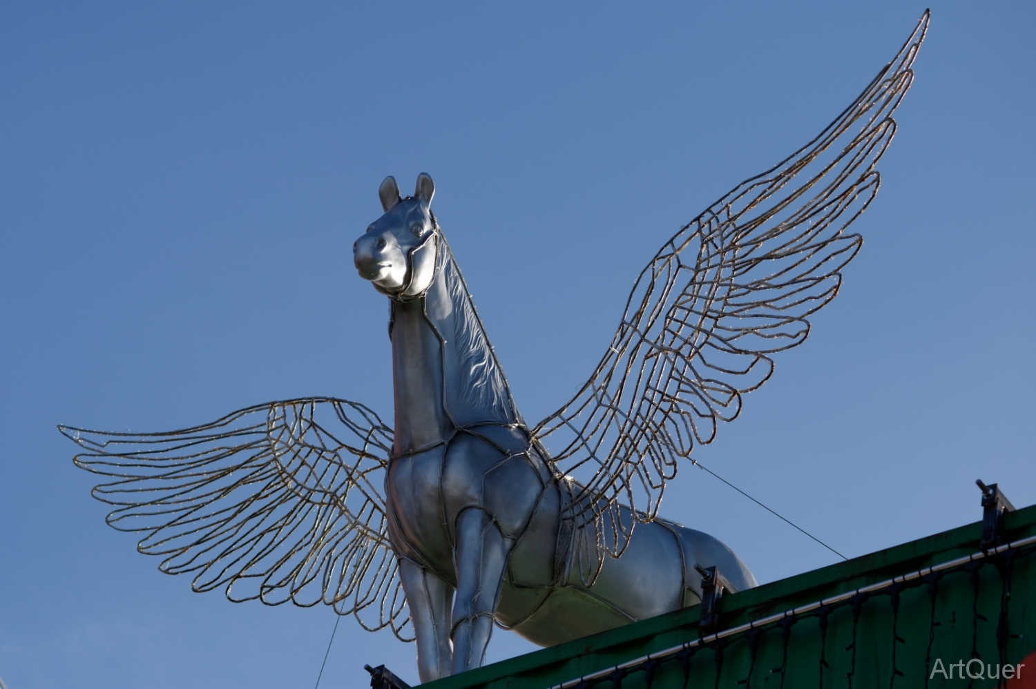 Den Eingang bewacht ein Pegasus
